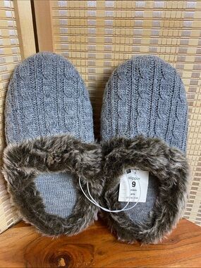 Sox-Tab Faux Fur Trim Cable Knit Slippers Size 9 NWT